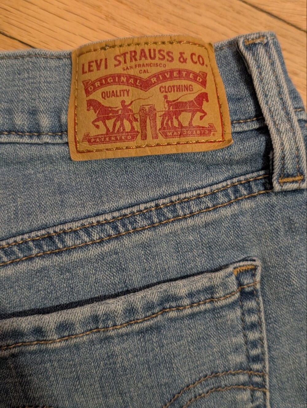 Levis - Picture 4 of 5